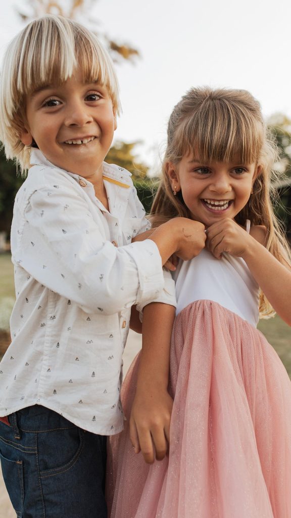 Kinder bei der Konfirmation